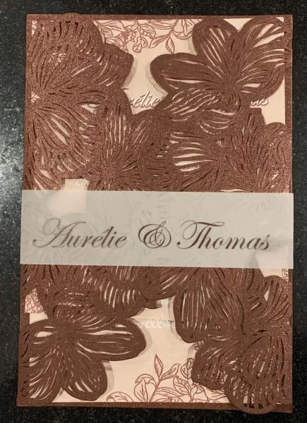 Faire-part de mariage modèle Adriana avec pochette ciselée